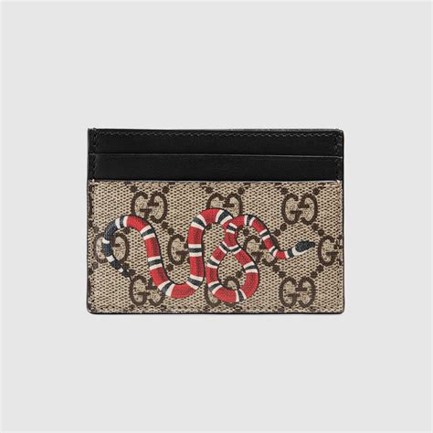 Tarjetero Gucci GG Supreme con estampado de serpiente en 